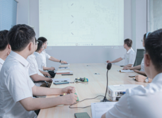 研发团队会议室讨论